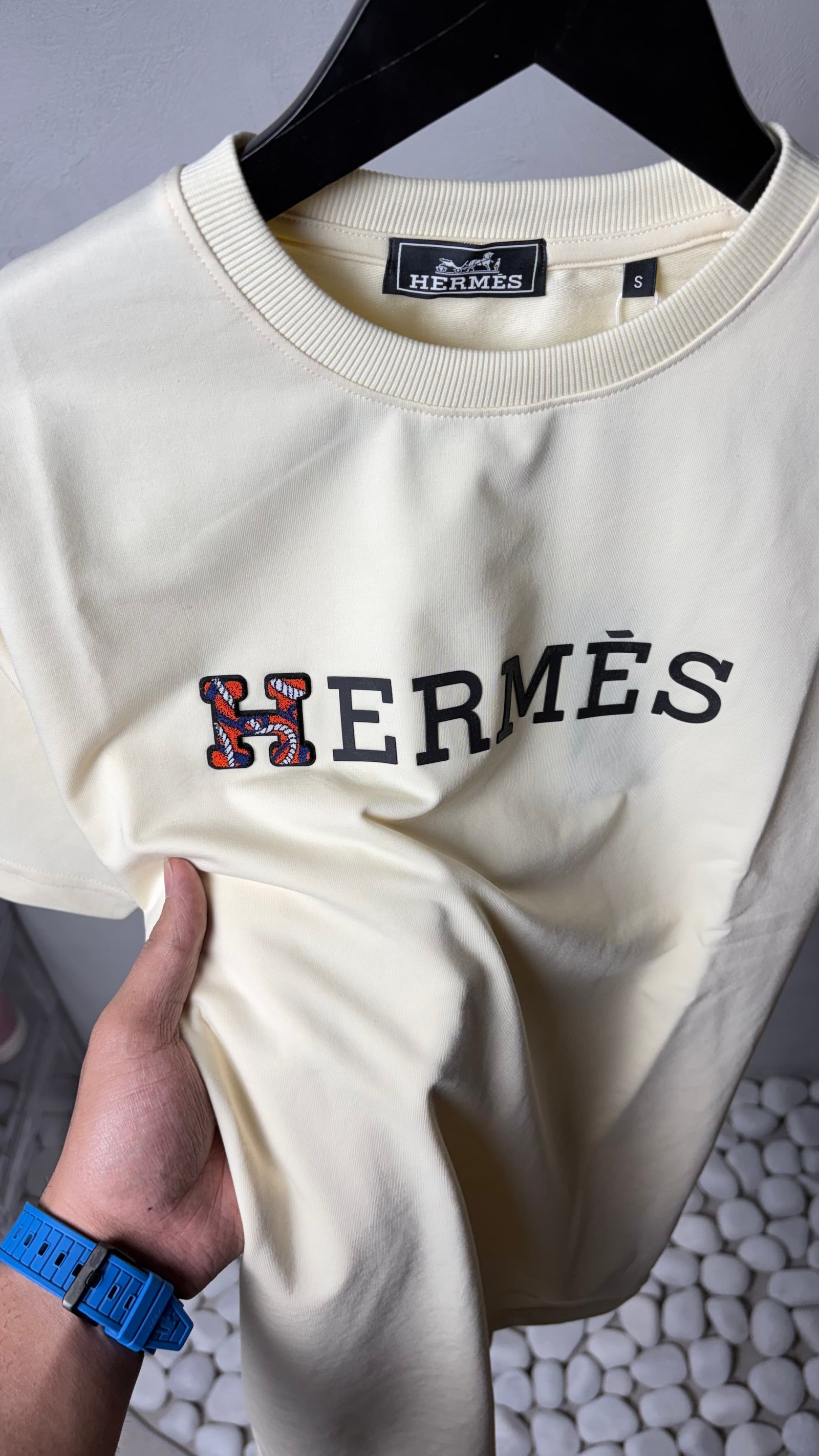 Herme_s Signature Logo Premium T-Shirt 1383 - Image 3