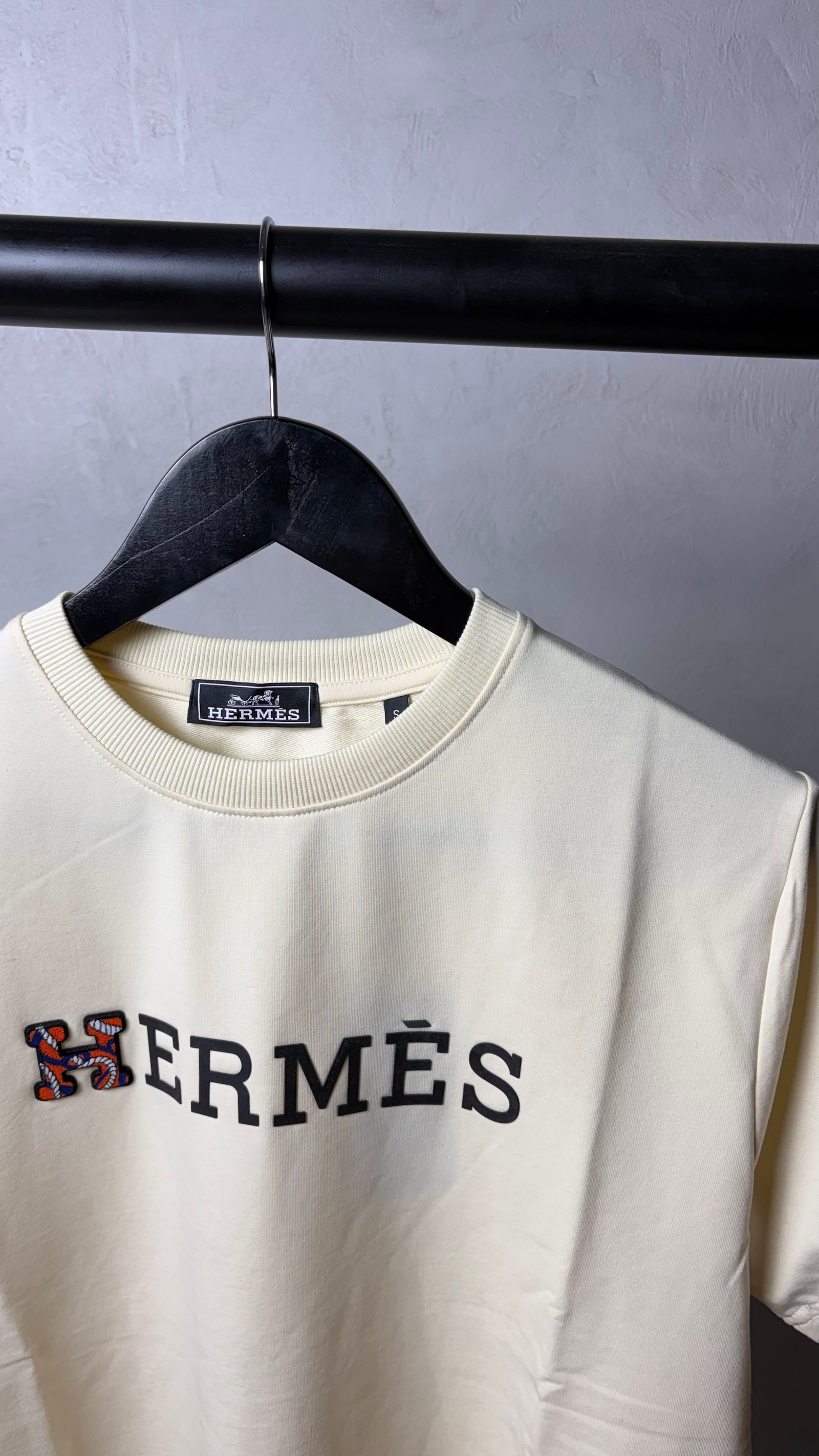 Herme_s Signature Logo Premium T-Shirt 1383 - Image 2